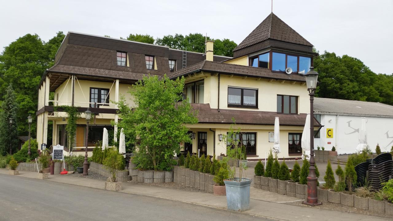 Landhotel Zum Doppeldecker Kirchen  Exterior photo